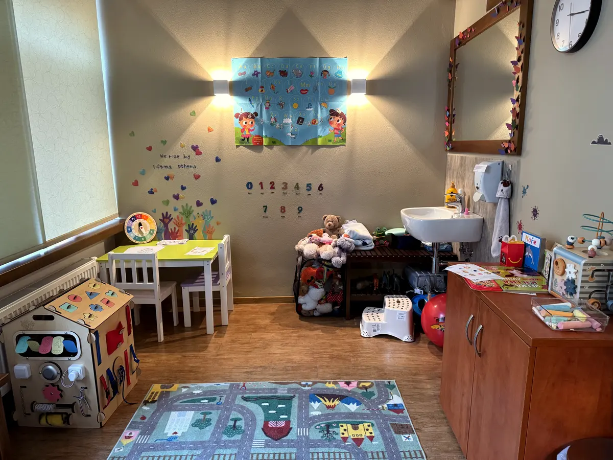 Dětský koutek v My Way Academy s hračkami, stolečkem a kobercem